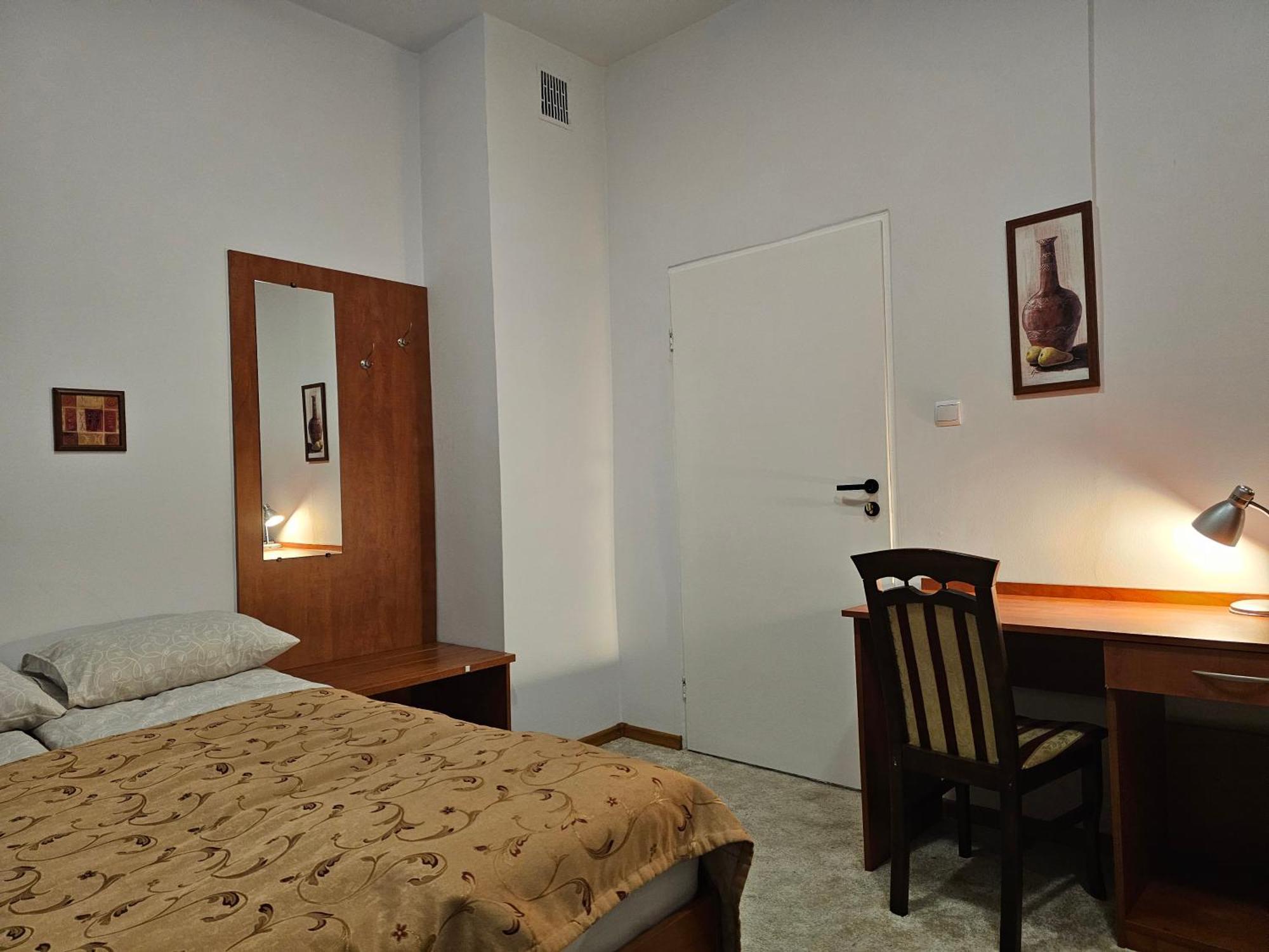 Rest Hostel Airport Modlin Nowy Dwór Mazowiecki Екстериор снимка